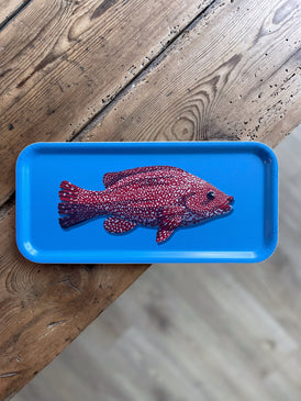 Petit plateau en bois d'un poisson rouge sur fond bleu