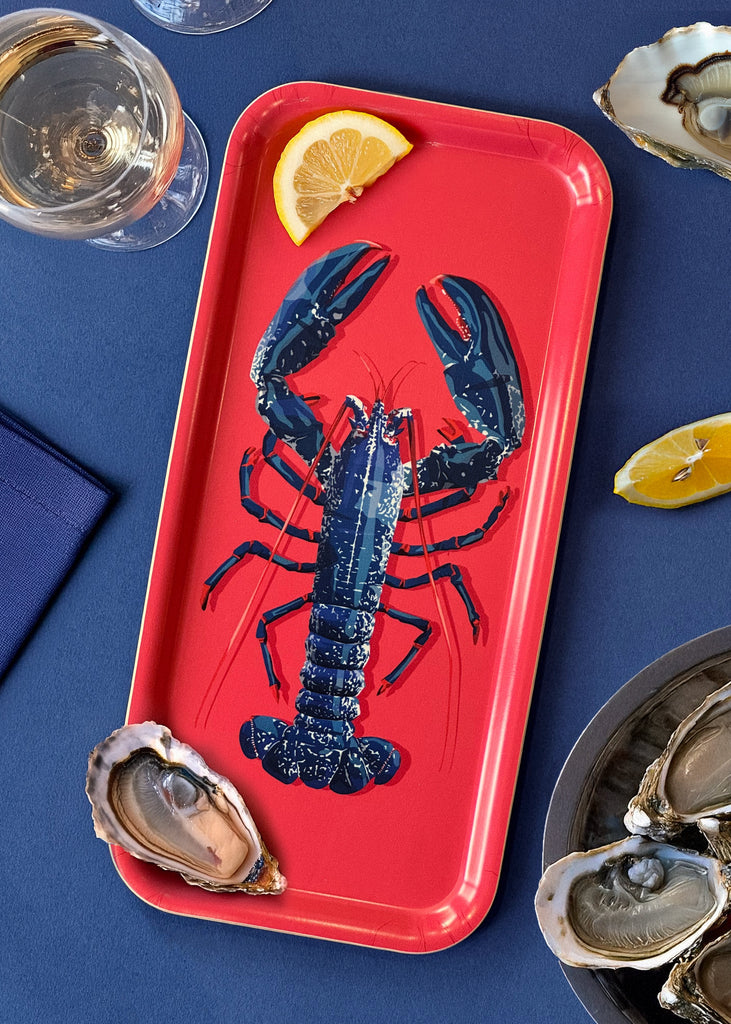 Plateau café allongé en bouleau avec une illustration d'un homard sur fond rose