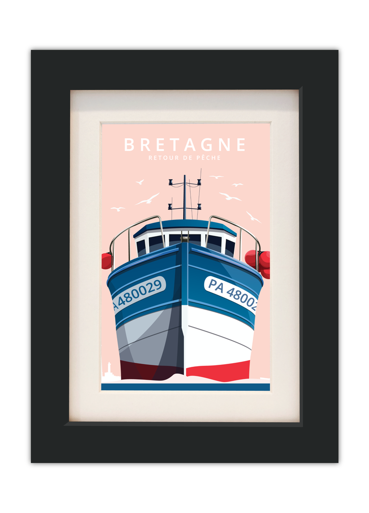 Carte postale d'un bateau de pêche en bretagne avec un cadrenoir