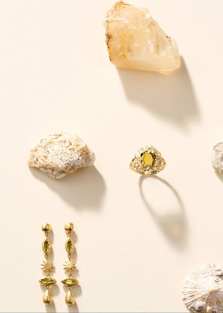 collier Daphné doré aux pierres vertes et pendentif solaire, Agapée – photo complémentaire 4