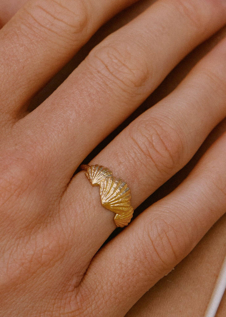 bague Almé dorée ornée de trois coquillages, Agapée – photo complémentaire 2