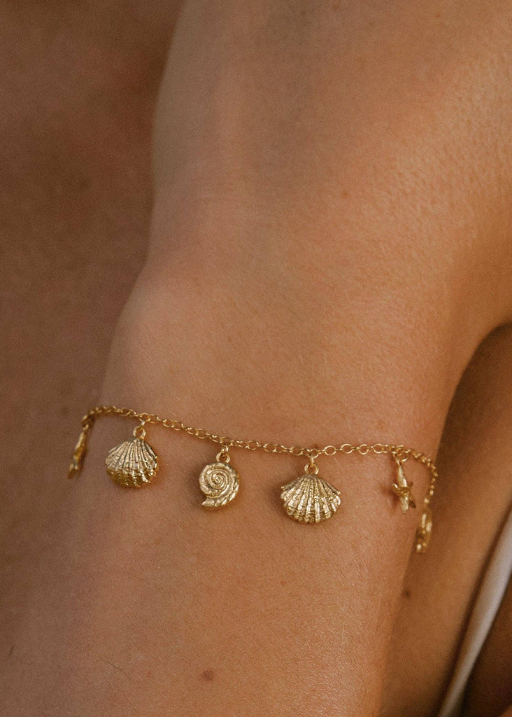 bracelet Nerina doré aux breloques coquillages et étoiles de mer, Agapée – photo complémentaire 2