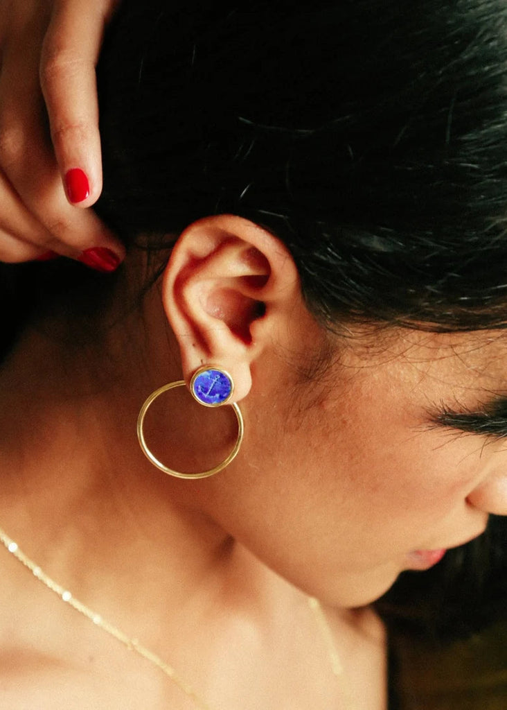 Bijou d’oreilles lapis-lazuli à motif d’ancre marine, photographie Armeria