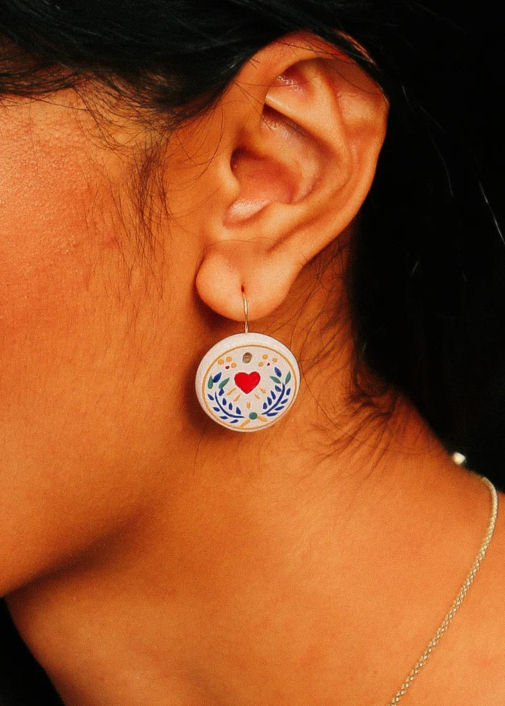 Boucles d’oreilles Faïenz ornées d’un cœur rouge, photographie Armeria