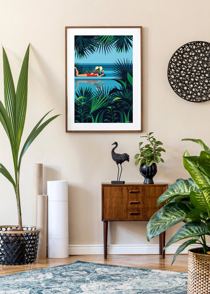 Affiche d'une femme au bord d'une piscine dans un décor tropical