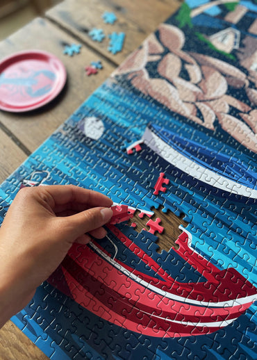 Puzzle 1000 pièces de la marque bretonne Parallèle 48 représentant la place du Petit Nice à Brignogan-Plages