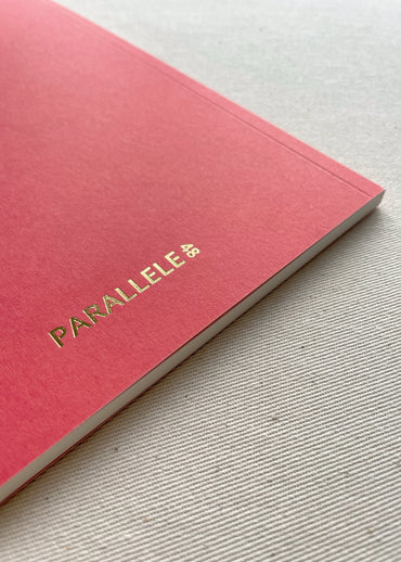 Zoom sur un notebook coloré imprimé en Bretagne (commerce local)