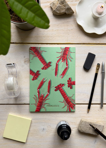 Motifs de langoustines sur un carnet A5 made in France de la marque Parallèle 48