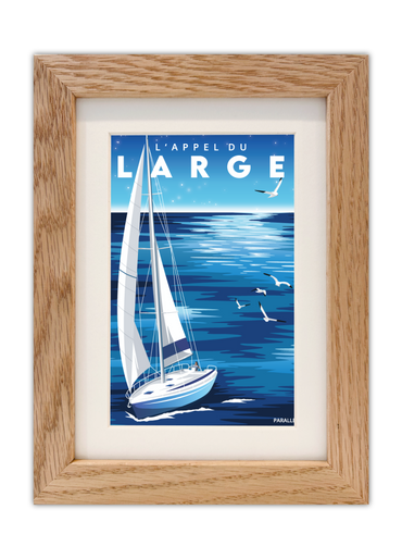 Carte postale d'un voilier qui prend le large avec un cadre en chêne