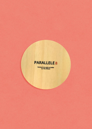 Art de la table : dessous de verre en bois de bouleau made in Europe de la marque bretonne Parallèle 48. Illustration colorée d'une langoustine