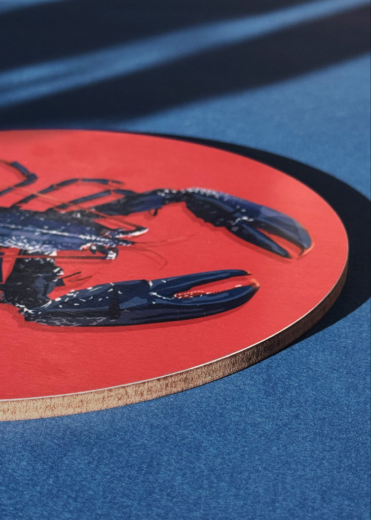 Dessous de plat avec l'illustration d'un homard bleu sur fond rose