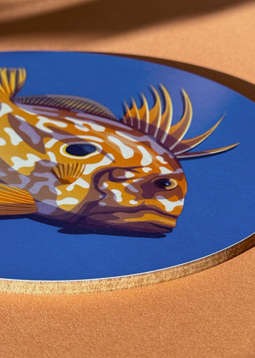 Dessous de plat en bois avec un dessin du saint-pierre