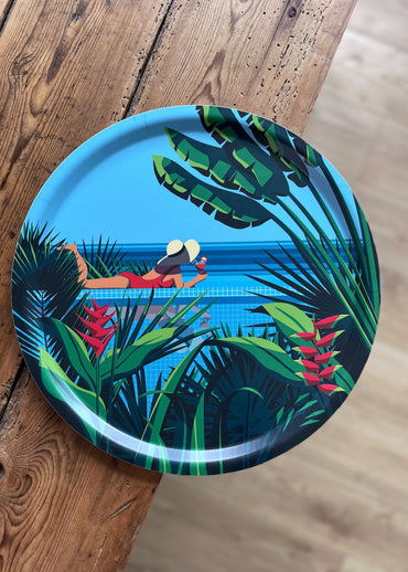 Plateau d'une scène d'évasion tropicale au bord d'une piscine