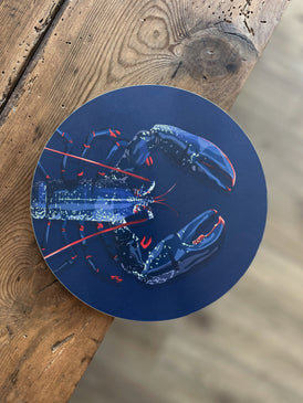 Dessous de plat rond en bois d'un homard bleu sur fond marine