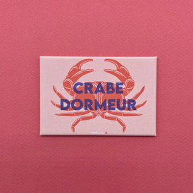 Magnet finition mat représentant une illustration du crabe dormeur. Produit made in France de la marque bretonne Parallèle 48 basée à Brest. Idée déco pour la cuisine. 