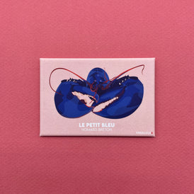 Magnet finition mat représentant une illustration du petit bleu, le homard breton. Produit made in France de la marque bretonne Parallèle 48 basée à Brest. Idée déco pour la cuisine. 