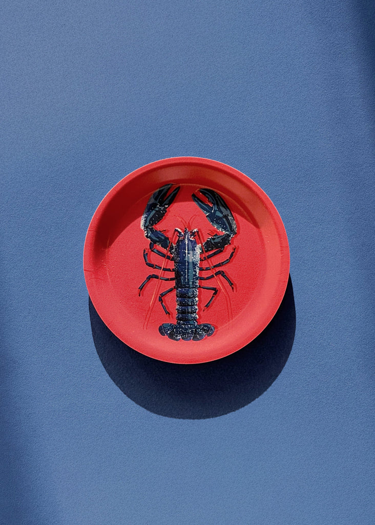 Mini plateau en bois de bouleau d'un homard bleu créé par la marque brestoise Parallèle 48 et fabriqué en Suède