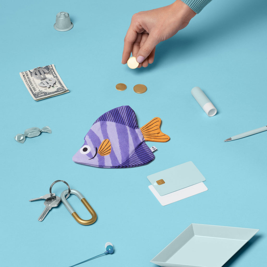 Porte-clés Moonyfish lilas Don Fisher porté en main