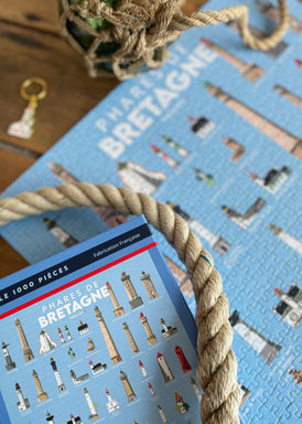 Puzzle 1000 pièces de la marque bretonne Parallèle 48 fabriqué en France : représente différents phares se trouvant en Bretagne