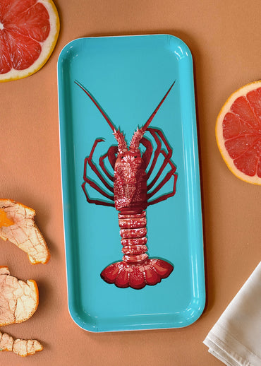 Plateau café allongé en bouleau d'une langouste sur fond turquoise
