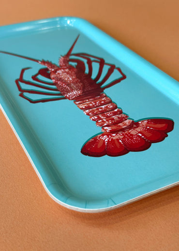 Plateau café allongé en bouleau d'une langouste sur fond turquoise