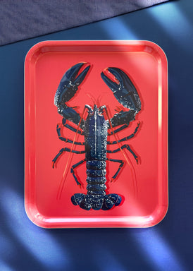 Plateau en bois suédois d'un homard bleu sur fond rose