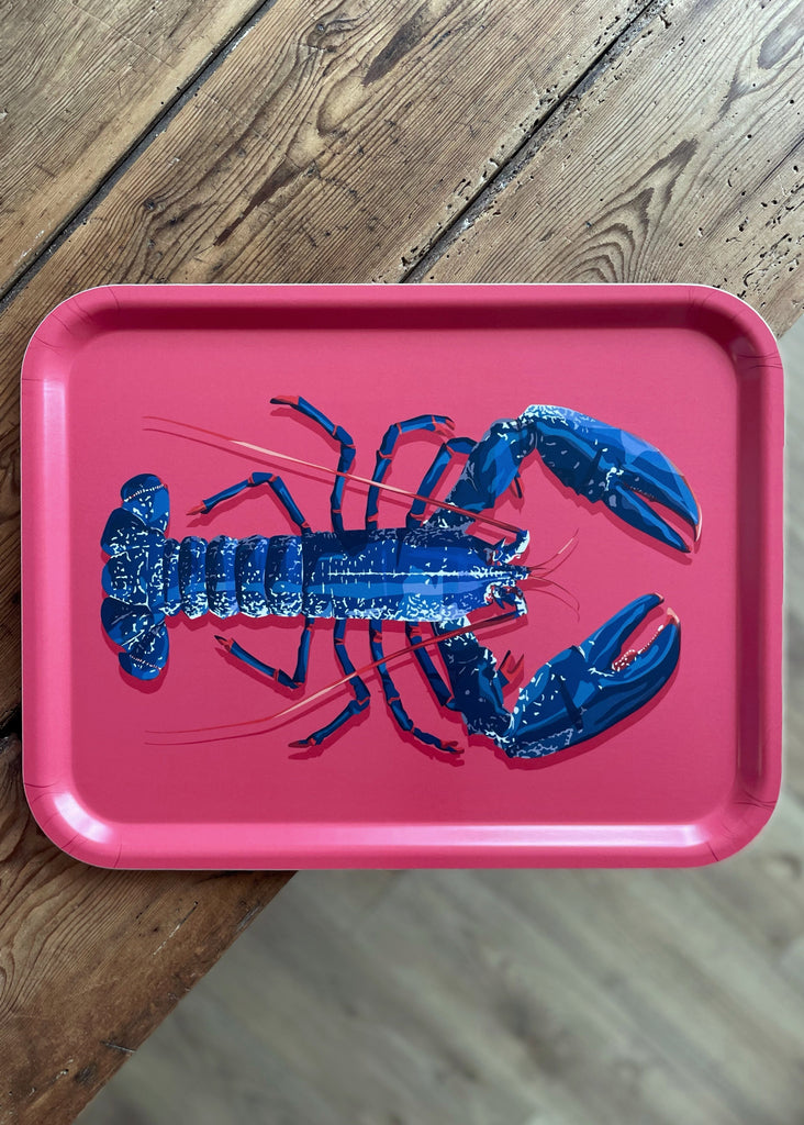 Plateau en bois suédois d'un homard bleu sur fond rose