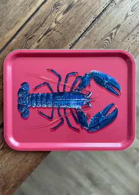 Plateau en bois suédois d'un homard bleu sur fond rose