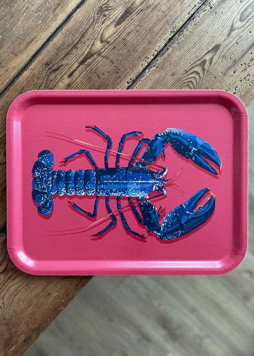 Plateau en bois suédois d'un homard bleu sur fond rose