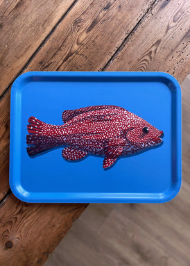 Plateau de fabrication suédoise d'une vieille sur fond bleu