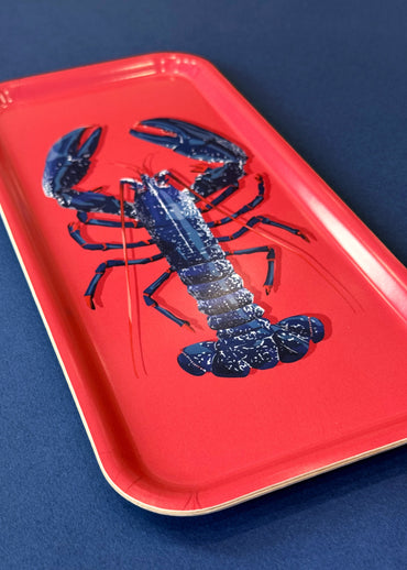 Plateau café allongé en bouleau avec une illustration d'un homard sur fond rose