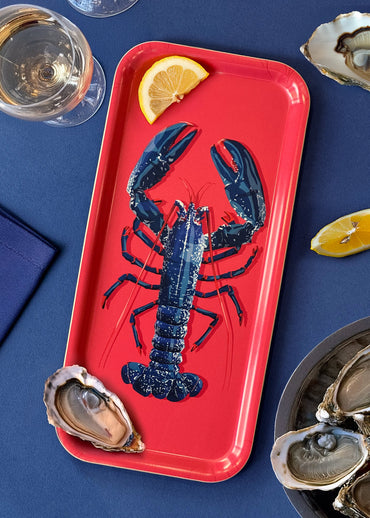 Plateau café allongé en bouleau avec une illustration d'un homard sur fond rose
