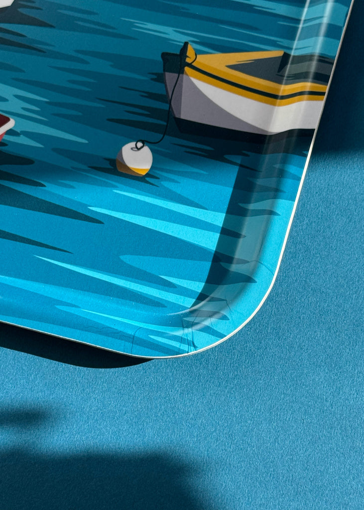 Plateau rectangulaire en bois de la marque bretonne Parallèle 48 : dessiné à Brest, fabriqué en Suède