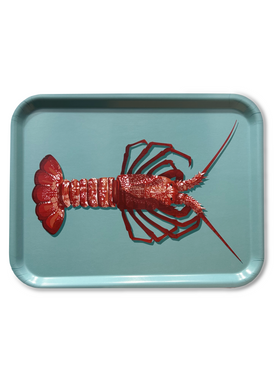 Plateau suédois d'une langouste sur fond bleu