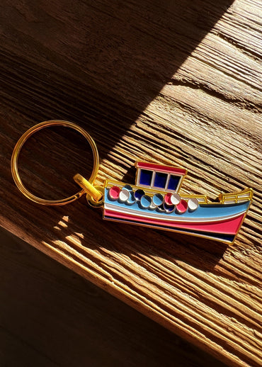 Porte-clés d'un bateau de pêche en Bretagne en métal émaillé