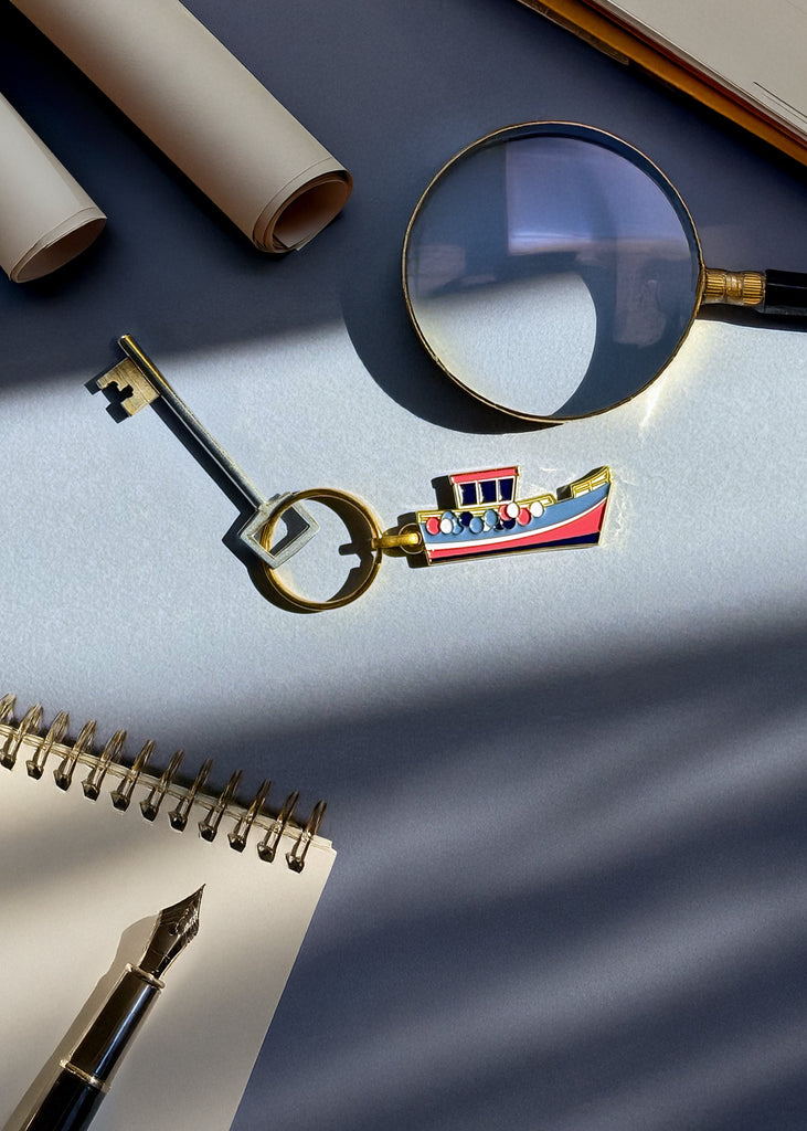 Porte-clés d'un bateau de pêche en Bretagne en métal émaillé