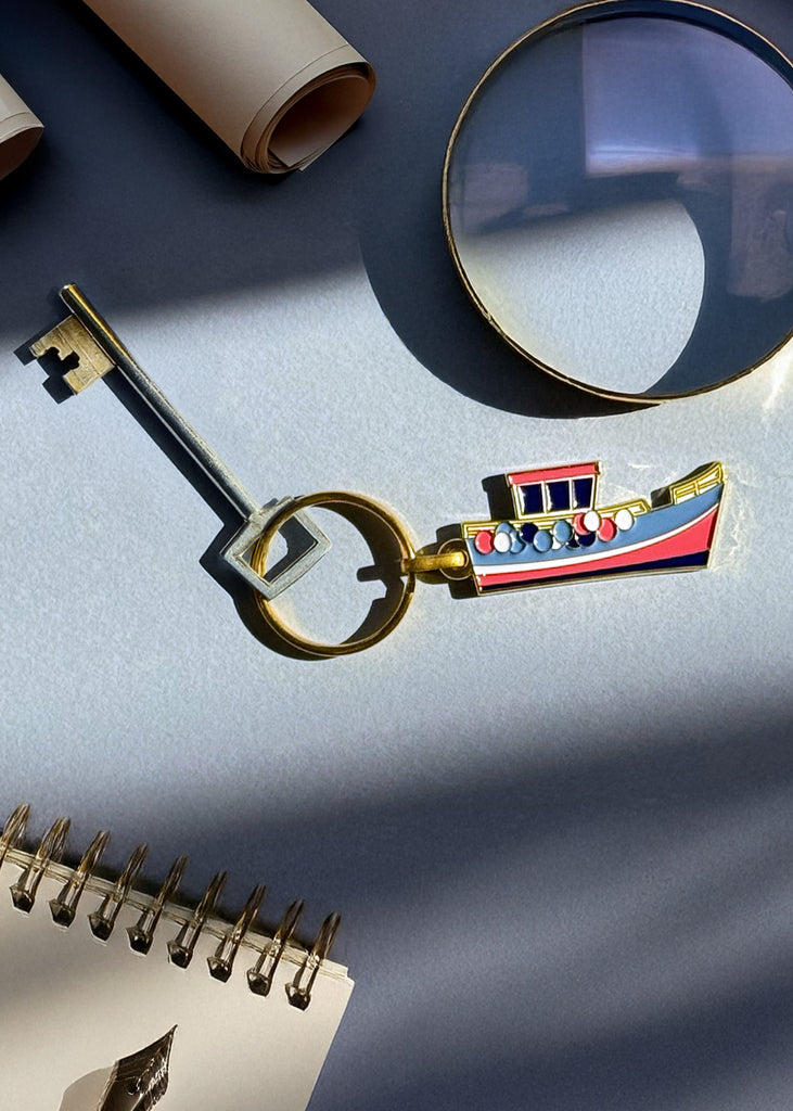 Porte-clés d'un bateau de pêche en Bretagne en métal émaillé
