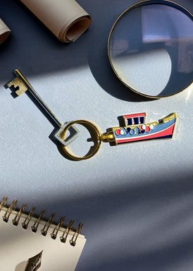 Porte-clés d'un bateau de pêche en Bretagne en métal émaillé