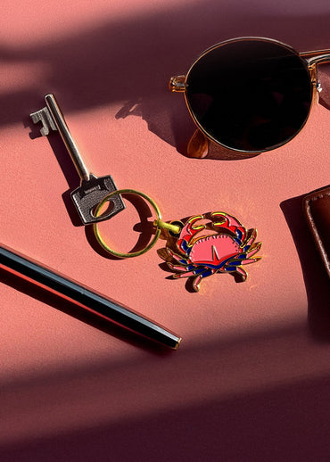 Porte-clés d'un crabe dormeur breton en métal émaillé