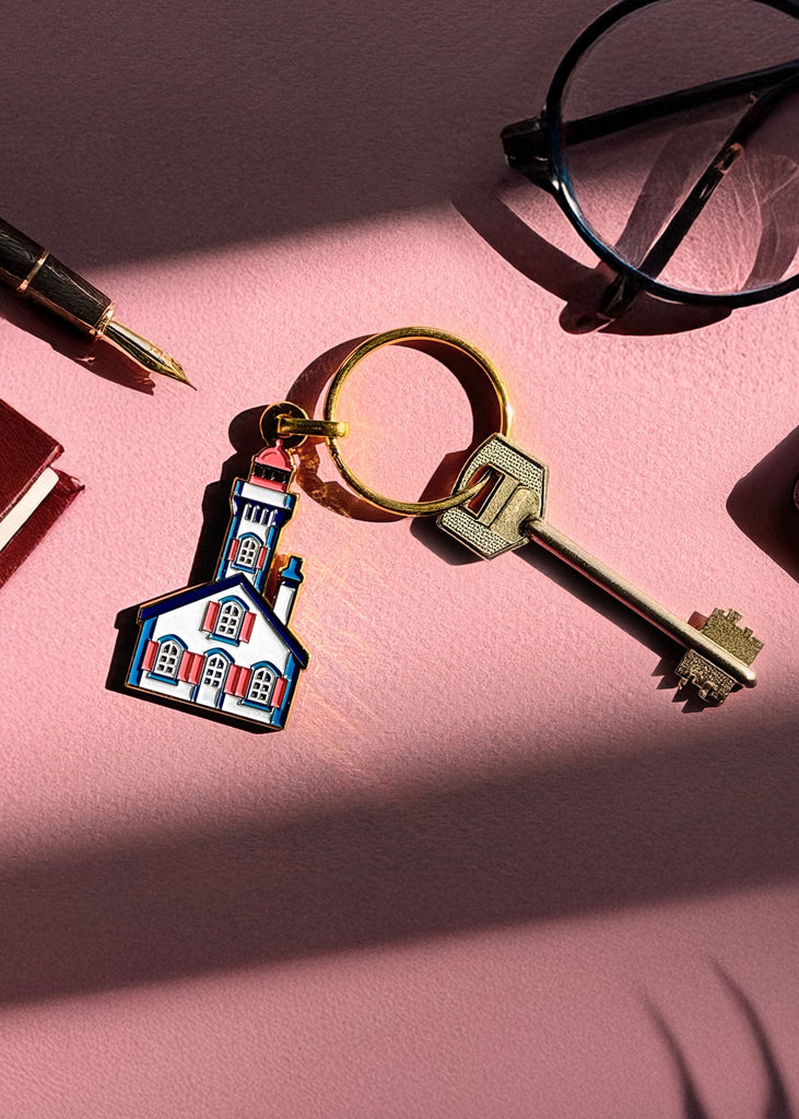 Porte-clés d'un phare breton en métal émaillé