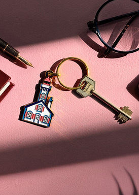 Porte-clés d'un phare breton en métal émaillé