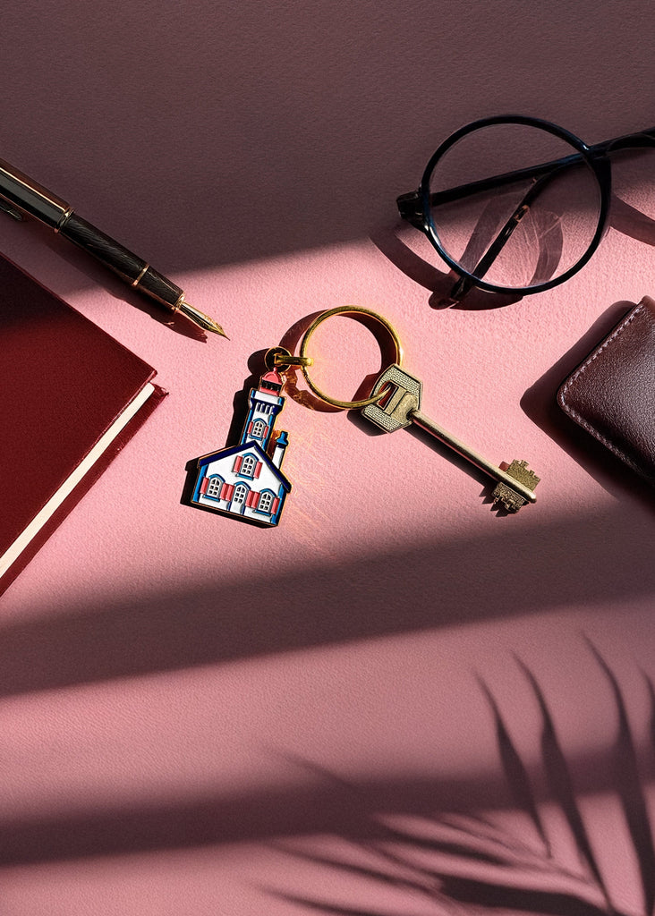 Porte-clés d'un phare breton en métal émaillé