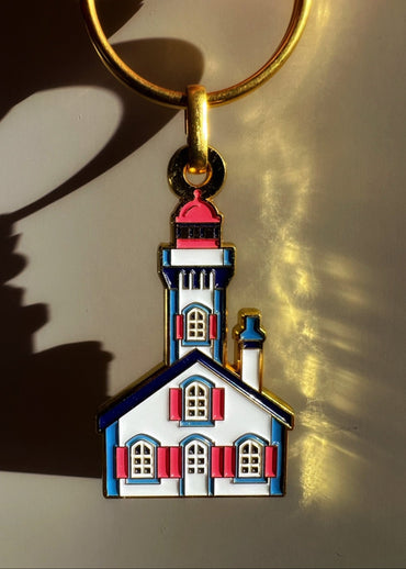 Porte-clés d'un phare breton en métal émaillé