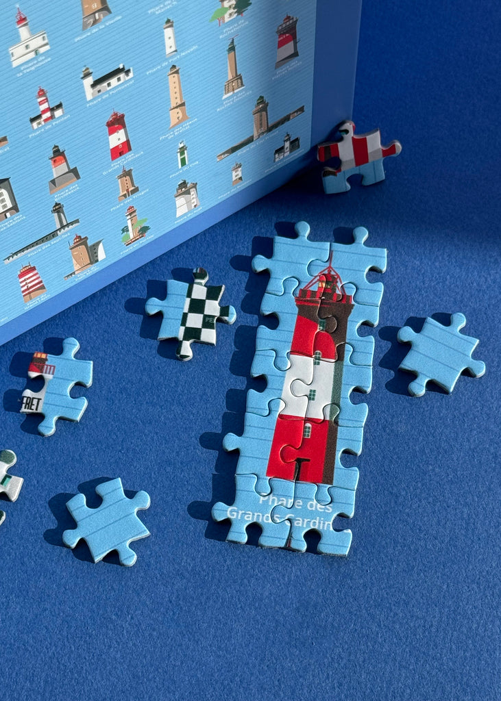 Puzzle Parallèle 48 de mille pièces représentant les phares bretons ; illustration imaginée à Brest, puzzle made in France ; idéal pour un cadeau