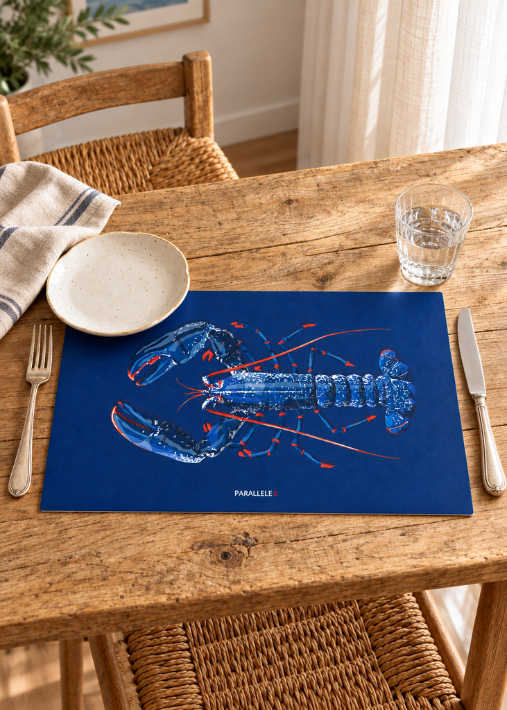 Set de table Homard bleu sur une table en bois avec vaisselle et linge naturel