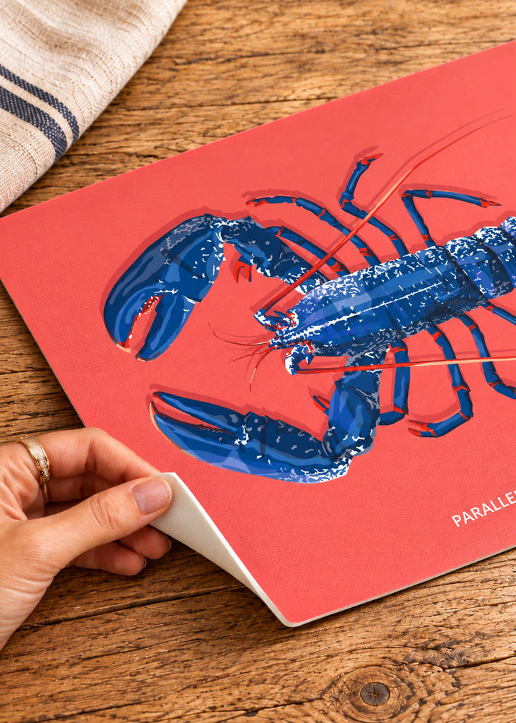 Détail du set de table Homard bleu fond rose, matière vinyle et dessin de Camille