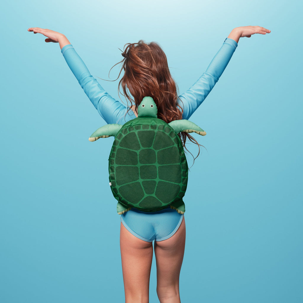 Sac à dos Tortue Don Fisher porté par un enfant