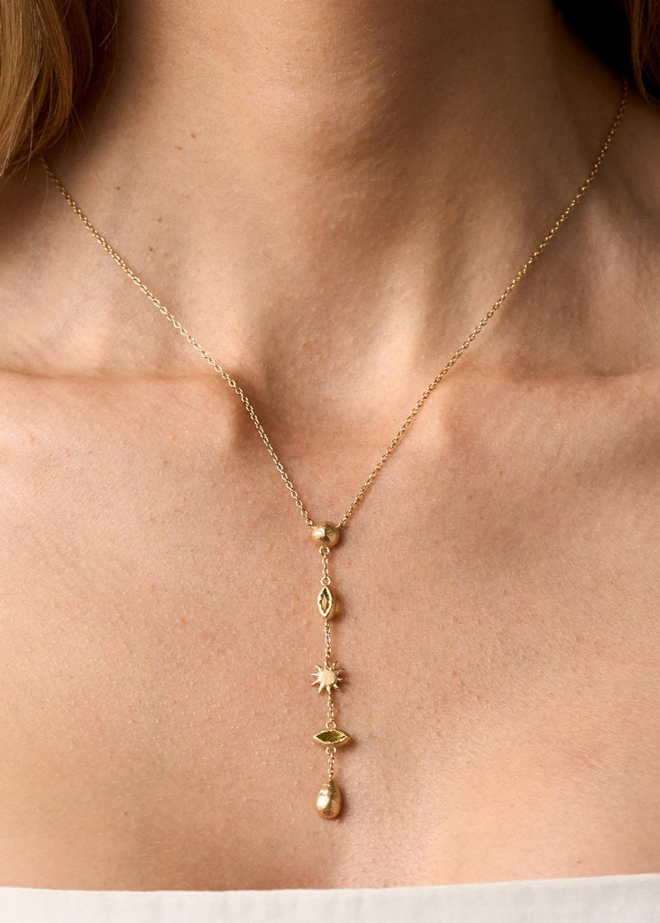 collier Daphné doré aux pierres vertes et pendentif solaire, Agapée – photo complémentaire 2