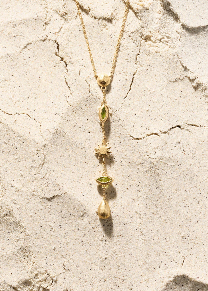 collier Daphné doré aux pierres vertes et pendentif solaire, Agapée – photo complémentaire 3