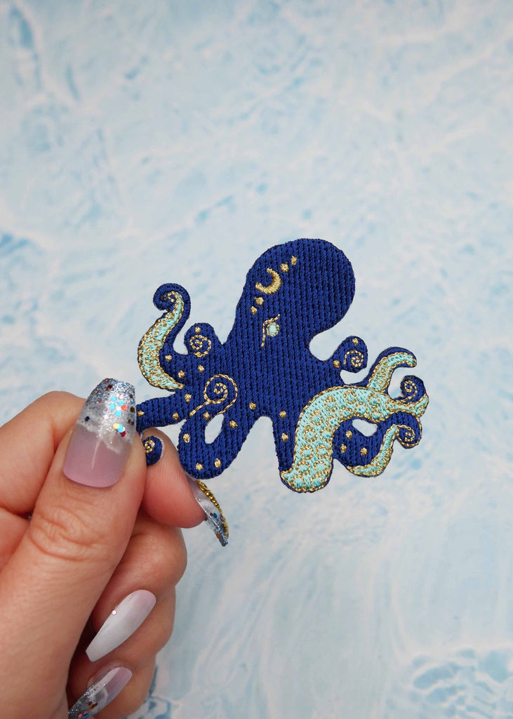 Patch thermocollant pieuvre bleu nuit et doré Malicieuse, photographie officielle